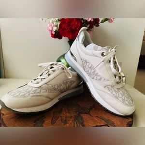 EUC Michael Kors Women’s Allie Stride Sneakers Size 6.5 Vanilla/Cream Leather